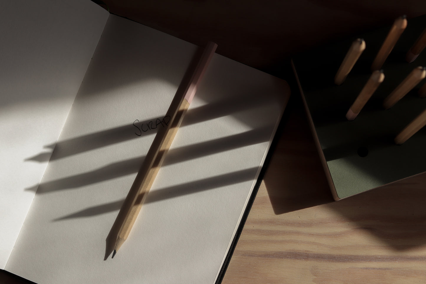 Scrap Pen Stand - pennställ i björkplywood