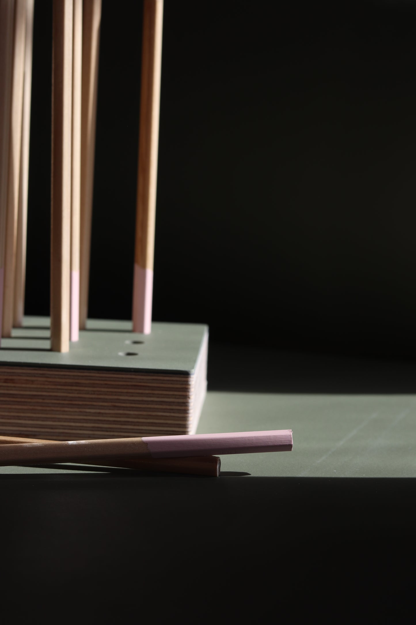 Scrap Pen Stand - pennställ i björkplywood